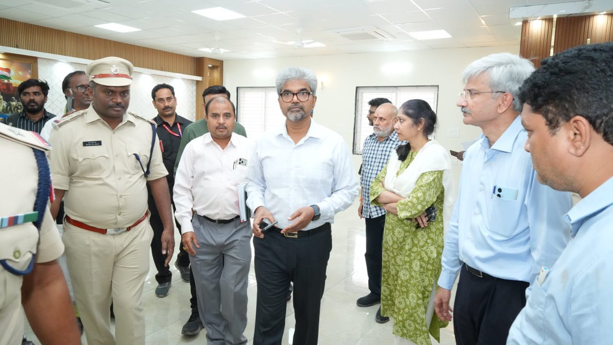 drmvijayawada's tweet image. 🚉Shri Sanjay Kumar Srivastava, General Manager, South Central Railway inspects the newly renovated waiting hall at #Machilipatnam #AmritStation during the Safety Inspection along with DRM/BZA and other senior officials.
@SCRailwayIndia @RailMinIndia @gmscrailway