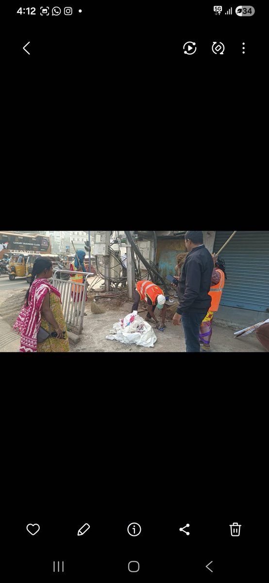 AE_SWM_C30's tweet photo. As part of the Special Sanitation Drive, cleaning of central medians and footpaths, Dividers etc., has been carried out across the Goshamahal Circle to  enhance urban aesthetics. @GHMCOnline @DcGoshamahal https://t.co/455xd8kfy5