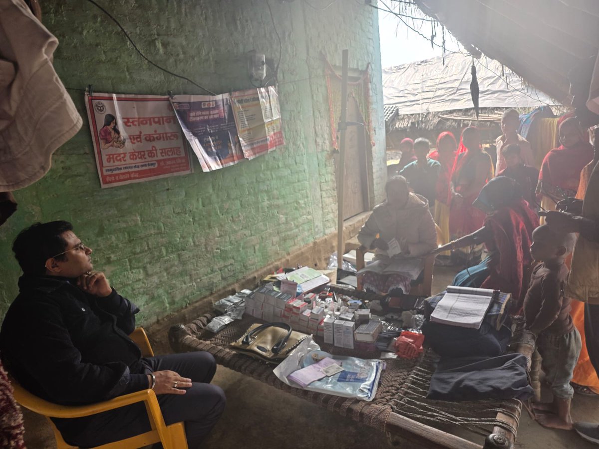 BdoSakran's tweet photo. VHSND दिवस में ग्राम उल्लाह में भाग लेकर जमीनी स्तर पर व्यवस्थाएं परखी। टीकाकरण और  स्वास्थ्य संबंधी निर्देश दिए। छोटी बड़ी समस्याओं का  निस्तारण भी करवाया। जिलाधिकारी सीतापुर महोदय कि एक यह पहल ग्राउंड जीरो पर गुणात्मक सुधार ला रही है।
@kpmaurya1 
@dm_sitapur
@CdoSitapur https://t.co/4a7b2Dn3e1