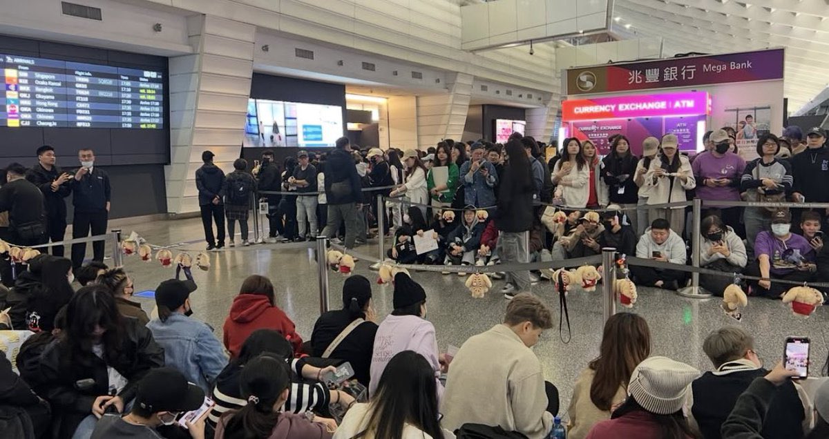 KMayaKwangbae's tweet image. โกลดี้ โกลดี้ เต็มไปหมดเลย เอาหลานไปรอรับ หลิงออม แต่จะมีอยู่ตัวนึง โดนพรบ แน่ โป๊ๆๆ😂