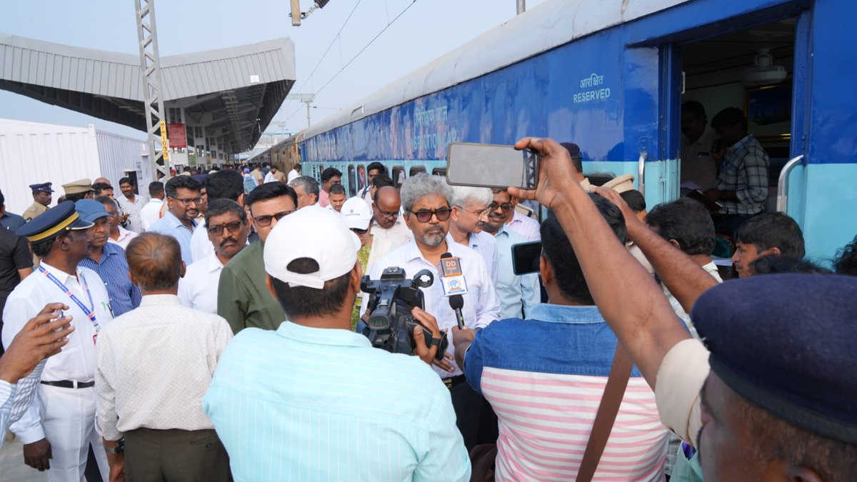 drmvijayawada's tweet image. 🚉Shri Sanjay Kumar Srivastava, General Manager, South Central Railway interacts with media at #Machilipatnam #AmritStation during the Safety Inspection along with DRM/BZA and other senior officials.
@SCRailwayIndia @RailMinIndia @gmscrailway