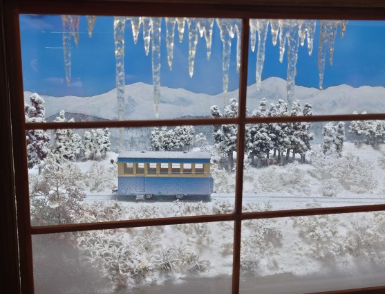 「旅荘から見た」なんて普通じゃ無いね。
朝、逆光で氷柱が光るのがもうね。