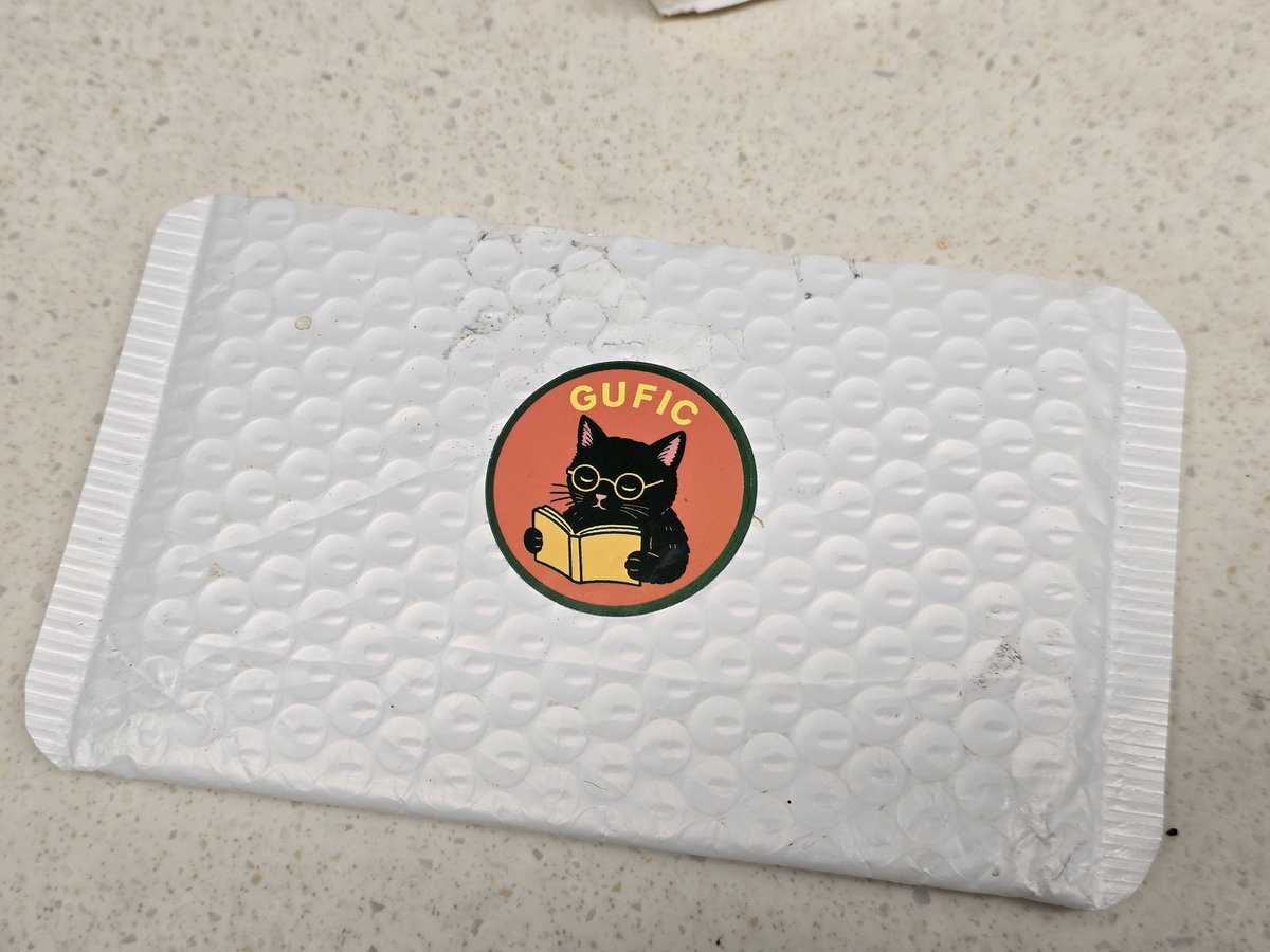 저도 택배봉투 잘라서 휴대용키보드 커버(?)로 쓰고 있어요! 도서전에서 받아온 구픽출판사 스티커로 꾸민...
가볍고 튼튼하고 찾기 쉽고 남들 거랑 헷갈릴 염려가 없다!