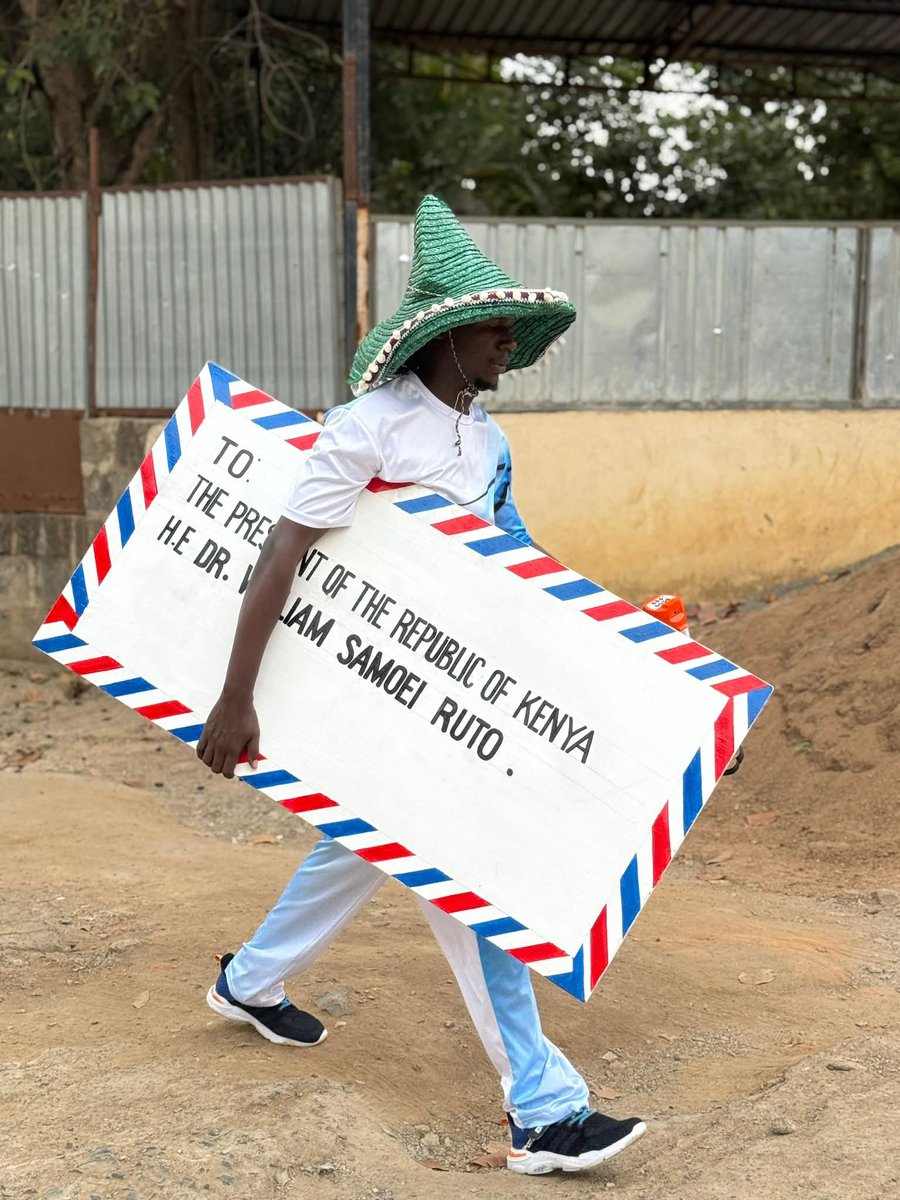 Kenneth_Muema's tweet photo. Kamba Musician Biez Kaviru is delivering this letter to the President of Kenya William Samoei Ruto.

He is dedicated to walking from Kitui County - Nairobi, Statehouse by foot to deliver the message.

"The letter is carrying the tears of the people of Republic of Kenya🇰🇪.So many people are dying in the villages because of Cancer. The monster is eating our fathers,mothers,brothers and sisters silently".

We are requesting you to DECLARE CANCER AS A NATIONAL DISASTER from kitui to harambee house.

RETWEET WIDELY!

#CancerWalk