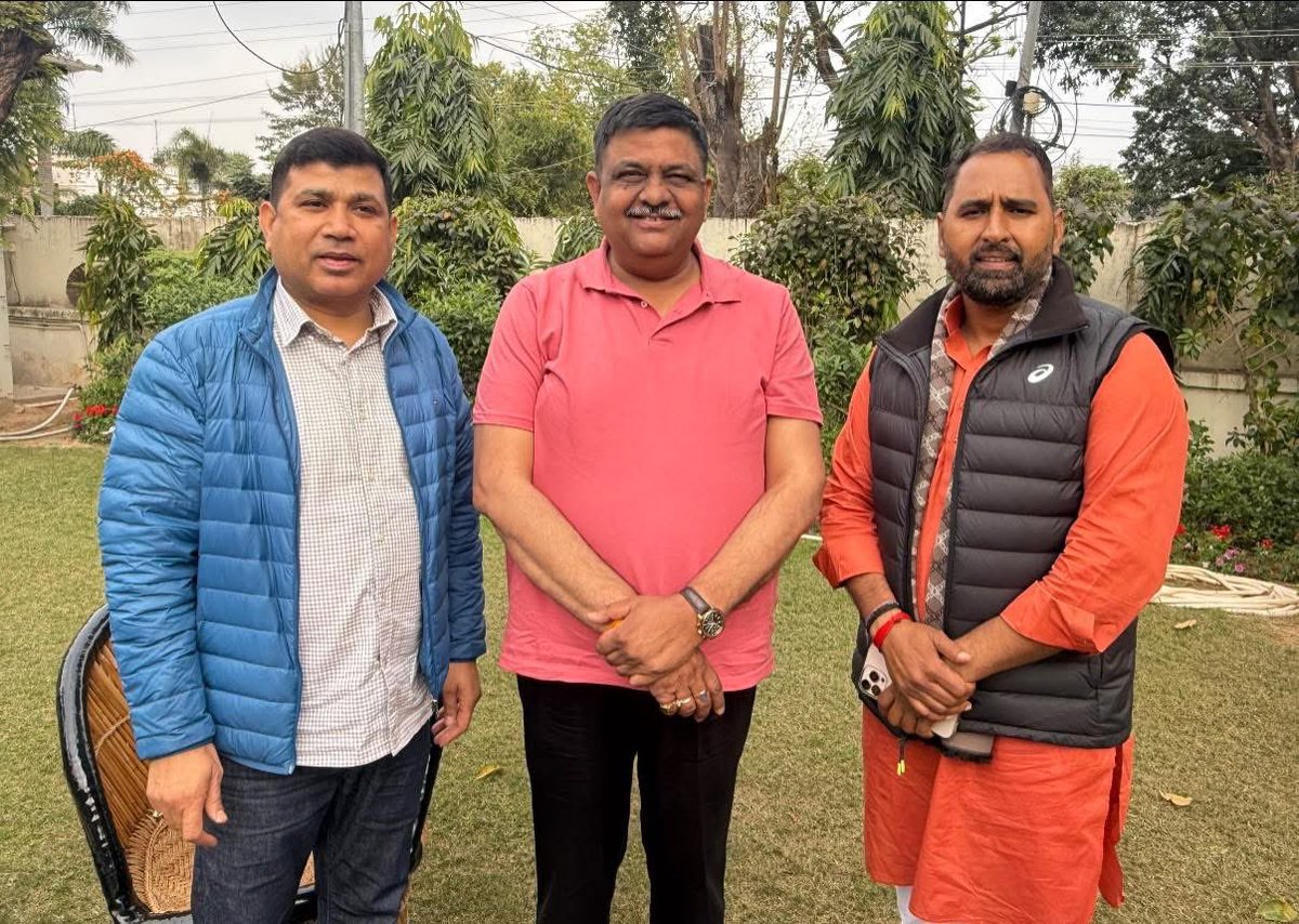 Sanjay4India1's tweet photo. आज जयपुर आवास पर पधारे भाजपा के नवनियुक्त प्रदेश प्रवक्ता श्री जे.पी यादव जी ओर श्री भूपसिंह पुनिया जी को मिठाई खिलाकर बधाई दी। https://t.co/Fz7NAPtXYb