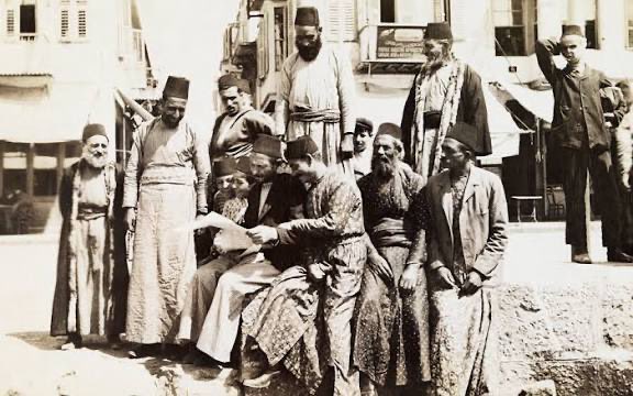 Thessaloniki’s Jewish community was once one of the most vibrant in the world, and its story is both inspiring and tragic.

A 🧵

When David Ben-Gurion visited Thessaloniki in 1910 (and spent time there learning Turkish around 1911), he was struck by what he saw. The port city