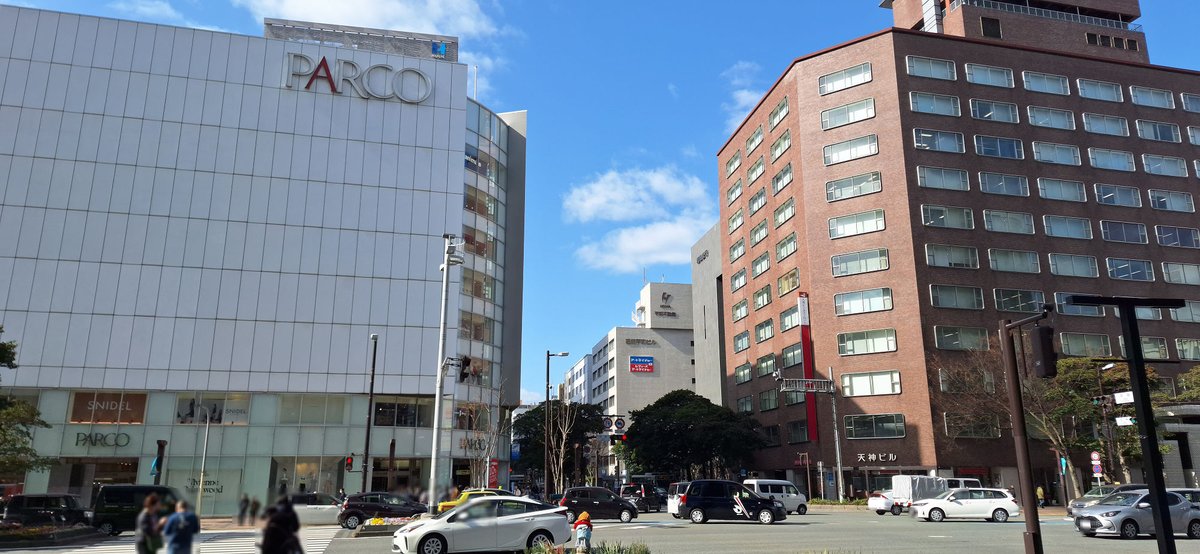 天神交差点の #福岡パルコ（左）と天神ビル（右）
岩田屋本店時代から築91年経つ福岡パルコは閉館後、再開発の予定だが、築66年になる天神ビルの建て替え予定は今のところないようだ。