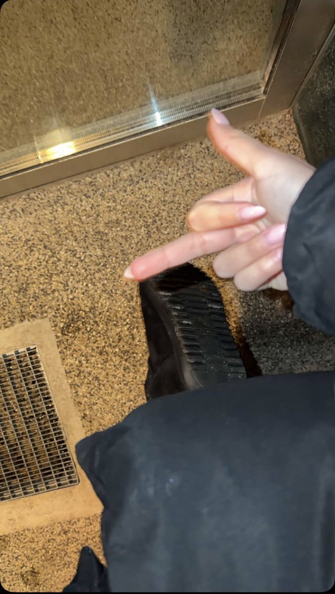 Leckt die Uggs eurer türkischen Herrin sauber ihr deutschen H*rens*hne. Kann sein, das da sogar noch W*chsreste dran kleben 🤮 
Los in meine DM‘s und abdrücken als Dank ! 

#Herrin #Zahlsklave #Findom #Raceplay