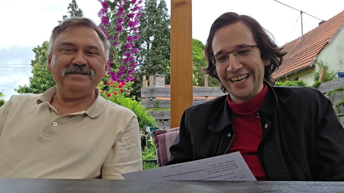 Stefan Niehoff, den ich im Film "Schwachkopf-Affäre" porträtierte, ist heute Nacht verstorben. Es erfüllt mich mit großer Trauer und fühlt sich unwirklich an - heute wollte ich ihn noch besuchen.

Stefan ist einer der wunderbarsten Menschen, den ich je kennenlernen durfte. Ein