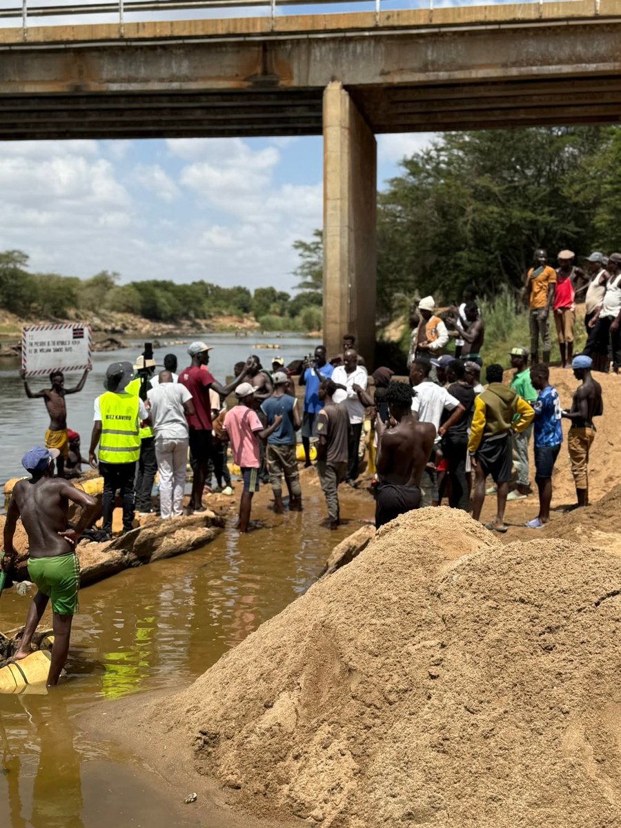 Kenneth_Muema's tweet photo. Men at work at River Athi have endorsed the message.
"Declare cancer as a National Disaster"

#CancerWalk https://t.co/eo6i8yZPM0