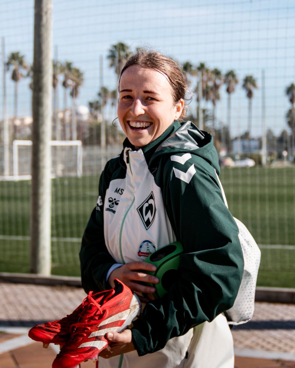 WerderUpdates's tweet photo. 🗣️ „Schöner als jeder andere Job.“

#WERDERFRAUEN -Co-Trainerin Michaela #Specht spricht im Interview unter anderem über ihre Aufgabe im Trainerteam, ihre Rolle bei der U19-Nationalmannschaft Österreichs und die A-Trainer-Lizenz beim DFB. ⚽️

Jetzt lesen 👉 https://t.co/VTBA3d0Zy8

#Werder
