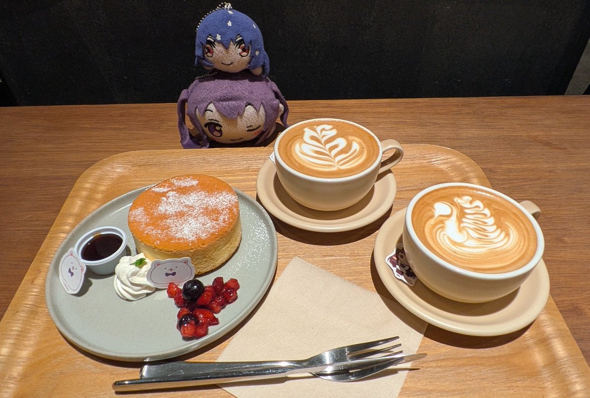 tonchiku's tweet photo. 昼に品切れだったパンケーキを食べるため、カフェコラボ「ご注文はリバーサイドカフェですか?」に夜も訪問。
飲食していたら素敵な演奏も聴くことができて、原作最新羽の再現だ!と1人心がぴょんぴょんしてました🐰☕
#LATTEST
#gochiusa https://t.co/49JOfgcQVN