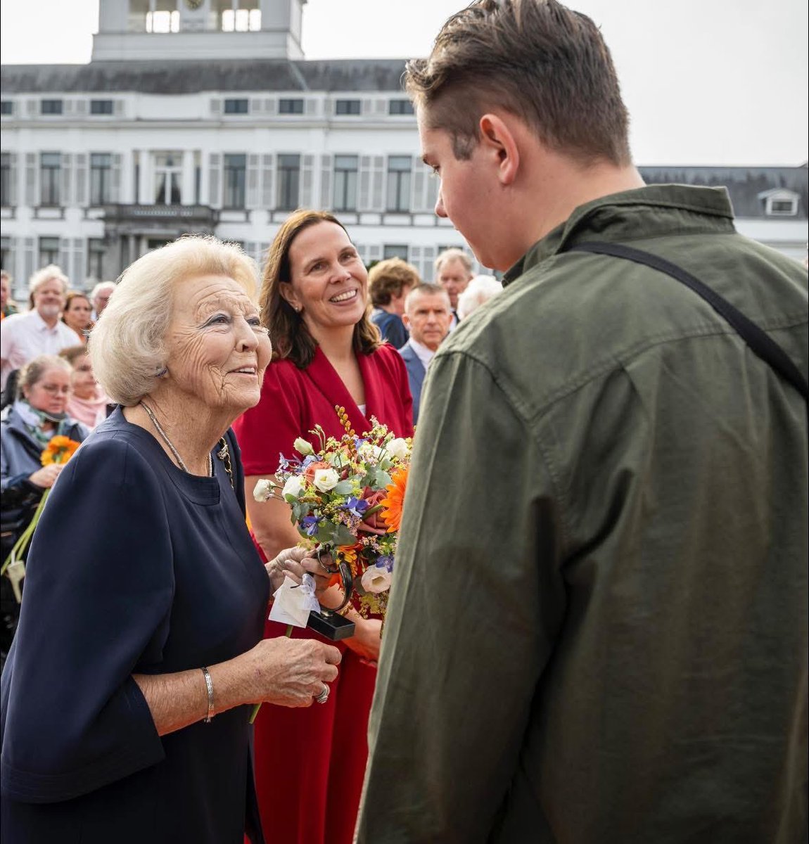 BjornHoex's tweet image. Van harte gefeliciteerd Koninklijke Hoogheid. Vandaag denk ik terug aan de mooie ontmoeting in oktober 2023 en herhaal de woorden die Jos Brink in 1979 tegen uw moeder zei: “en blijf nog lang bij ons!” @koninklijkhuis