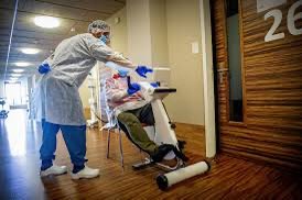 Iedereen kan arbeidsongeschikt worden.
 Een beroerte , infarct, ongeluk of een chronische aandoening zoals long COVID.
De nieuwe coalitie kiest ervoor de IVA volledig af te breken.
Benieuwd welke verpleegkundigen en artsen nog risico’s willen lopen bij  een volgende pandemie.