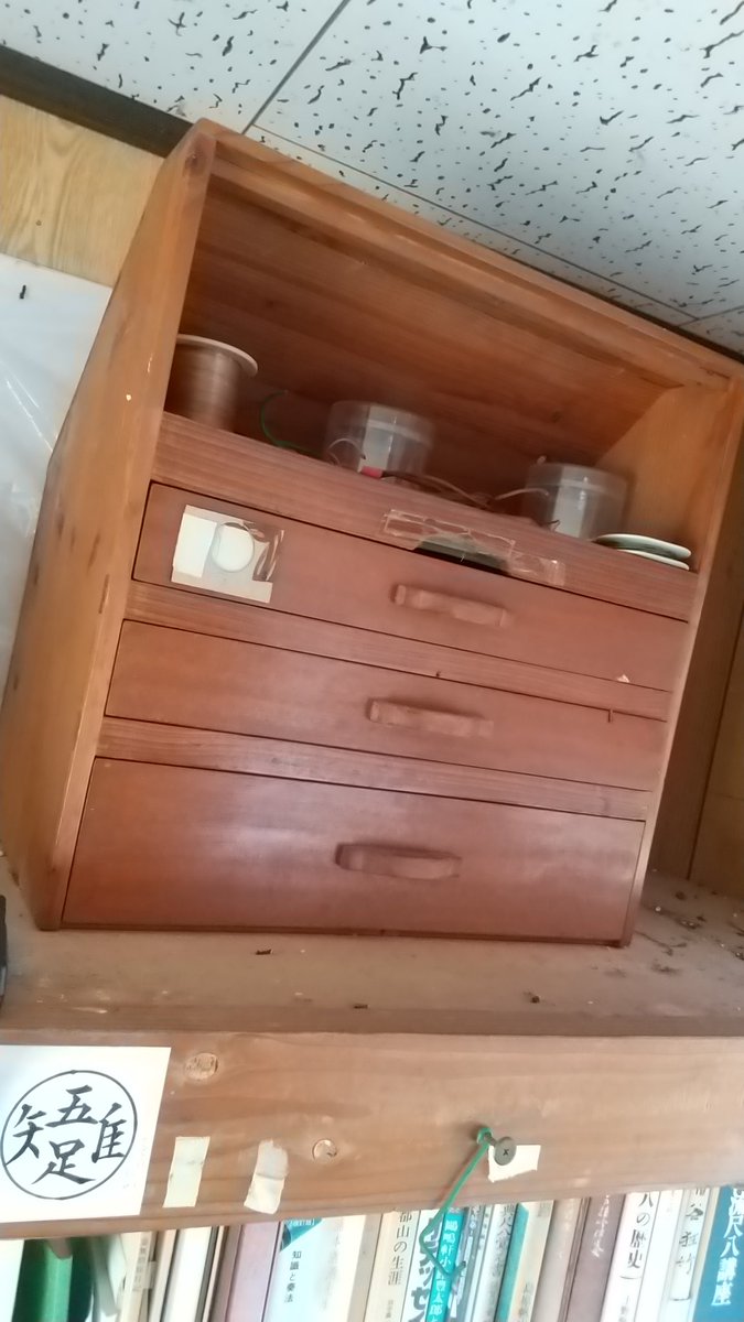 父の居場所だった小屋の片付けをしている。いろいろと手作りしたものがいたるところに。
子どもが使う時に危ないからと、かえしのないカナツキや、小さな熊手や、引き出し収納庫。
木の切れっぱしや短い針金の束、もったいないから捨てられない、私はつくづく父に似たんだなぁ