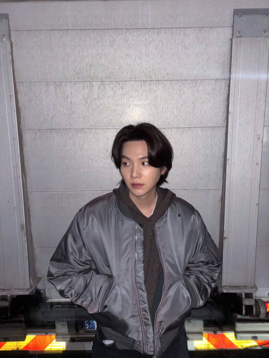 stayalivejksg's tweet image. Y PARA CERRAR EL PRIMER MES DEL 2026, OBVIO TENIA QUE VENIR EL MISMÍSIMO MIN YOONGI, NOS DELEITO CON 4 FOTOS!!!! CHICAS ESTA BIEN GUAPO Y TRAE EL CABELLO LARGO 😭 💜 ALTO OUFTIT EH

EL CAMION ES UN SPOILER CREANME