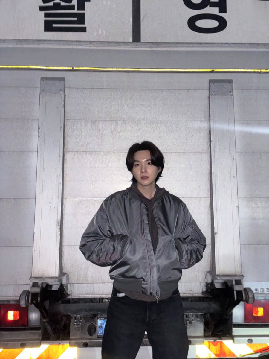 stayalivejksg's tweet image. Y PARA CERRAR EL PRIMER MES DEL 2026, OBVIO TENIA QUE VENIR EL MISMÍSIMO MIN YOONGI, NOS DELEITO CON 4 FOTOS!!!! CHICAS ESTA BIEN GUAPO Y TRAE EL CABELLO LARGO 😭 💜 ALTO OUFTIT EH

EL CAMION ES UN SPOILER CREANME