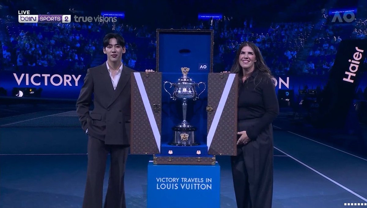 ✨✨ขนลุก!! วินาทีประวัติศาสตร์ “น้องแบมแบม” ศิลปิน K-POP และเอเชียคนแรก House Ambassador Louis Vuitton ได้พรีเซนต์หีบ (Trunk) ของถ้วยรางวัล Daphne Akhurst Memorial Cup🏆 ที่จะมอบให้ผู้ชนะแชมป์หญิงเดี่ยวของการแข่งขัน Australia Open 2026 😊👏👏❤️‍🔥
.
.
#แบมแบม #BamBam #AusOpen