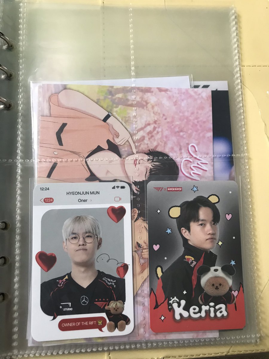fairyuminxii's tweet photo. 𐙚 ‧₊˚ ⋅ #wonareigastos ⋆౨ৎ˚⟡˖ ࣪  

t1 won. Didn't expect a clean 3-0!! and I received my parcel 🥺 my first lol pc (and never last)😔🫶🏻 oner and keriaaaa. Thank you so much @forjyuhak for letting me adopt them

they are gonna stay at my ahof binder for a while🫶🏻 https://t.co/ImbsScofs2
