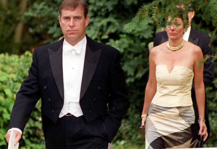 Jeszcze żyje Ghislaine Maxwell - "zły, rozpuszczony, bajecznie bogaty bachor, ukochana córeczka tatusia". W czasie studiów przyjaciółka księcia Andrzeja, dzięki niemu znalazła się blisko Diany. Miała zły wpływ na każdego. Z Epsteinem dobrała się jako organizatorka i naganiacz.