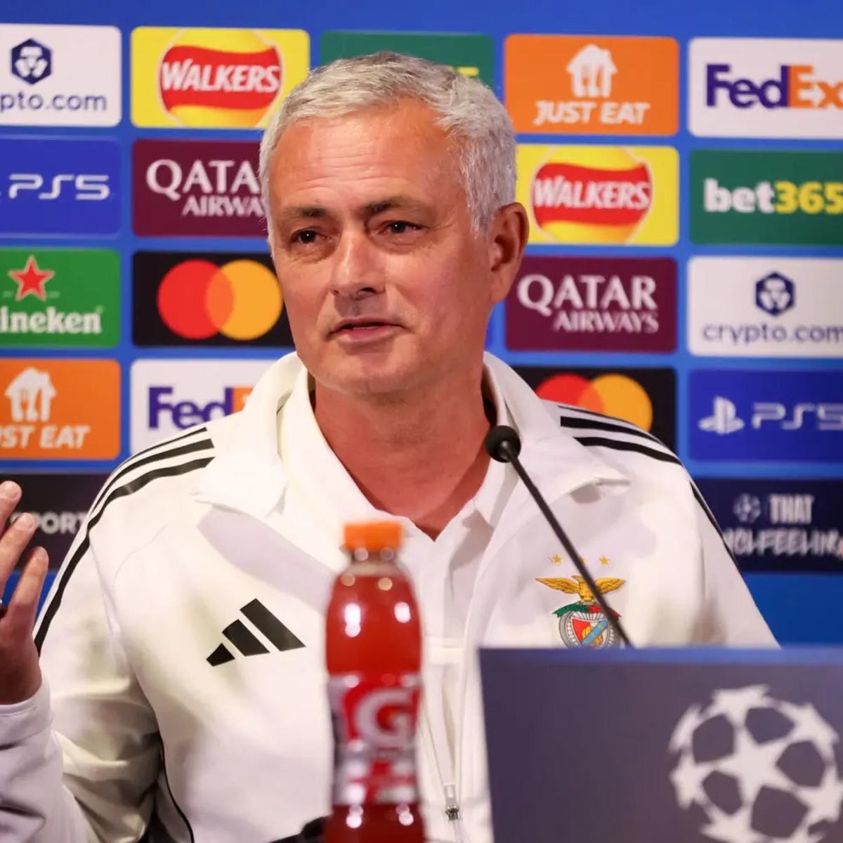LaLigaLowdown's tweet photo. 💭 No time to process Lisbon
 🛫🇵🇹 Real Madrid are thrown straight back in with Benfica, and José Mourinho is waiting

✍️ @Joga_bonito4 on Real Madrid’s season-defining tie

🔗👇

#LLL
🧡🇪🇸⚽️ https://t.co/4XOs0N3SmB
