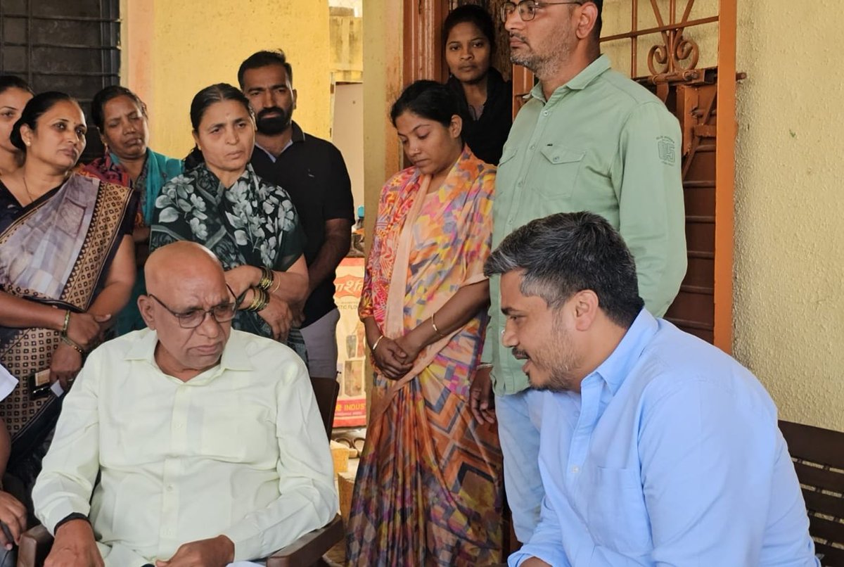 RRPSpeaks's tweet photo. मा. अजितदादांचे अंगरक्षक म्हणून अनेक वर्षे काम करणारे विदीप जाधव यांचाही दादांसोबत विमान अपघातात दुर्दैवी मृत्यू झाला. मा. अजितदादांच्या जाण्याने संपूर्ण महाराष्ट्र जसा दुःखात आहे तसंच जाधव कुटुंबावरही मोठं दुःख कोसळलं. हे दुःख शेअर केल्याने कमी होतं, म्हणून आज फलटण (तरडगाव) इथं जाधव कुटुंबियांची भेट घेऊन विचारपूस केली आणि या कठीण प्रसंगी आम्ही सर्वजण त्यांच्या कुटुंबासोबत असल्याचा विश्वास दिला.

#विदीप_जाधव