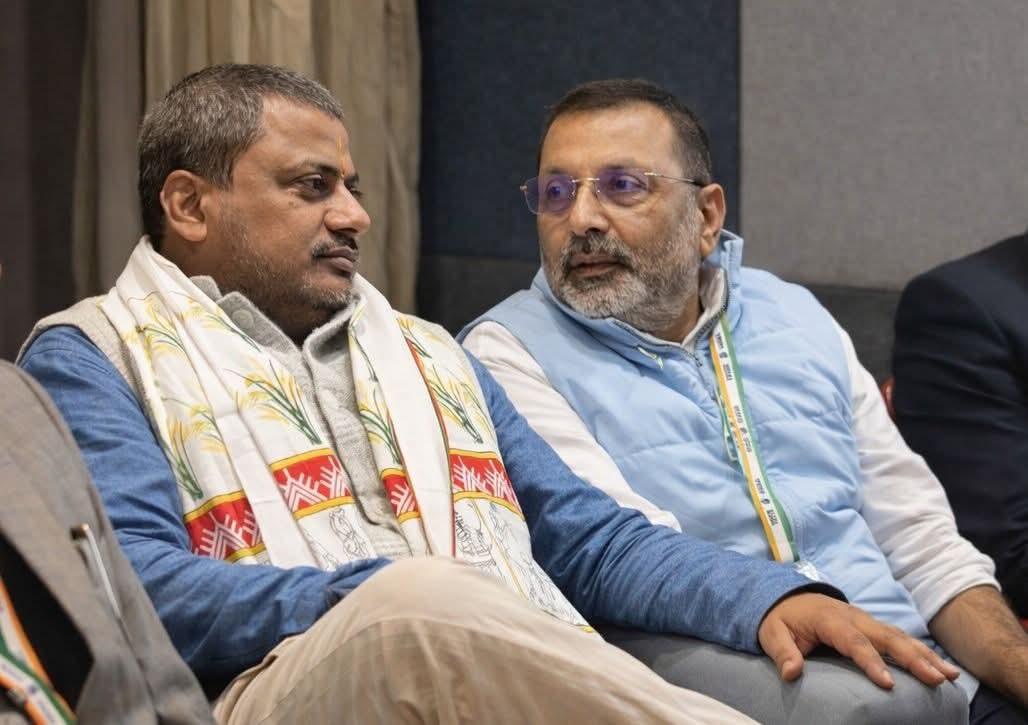JhaAnand14's tweet photo. दिलीप मंडल से लेकर निशिकांत दुबे तक! हर विवादित जगह पर श्री @JhaAjitk जी की मौजूदगी क्या दर्शाता है! @AnupamNawada जी आपके गरूदेव इतने पथ भ्रष्ट हो जाएंगे क्या आपने कभी सोचा था? 🤔 https://t.co/lBi5E2yi5L