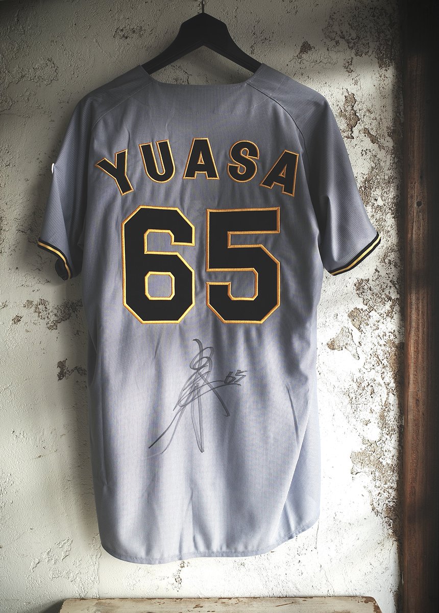 先日のご来店の際に、届いたばかりの2026年ユニホームにサインして