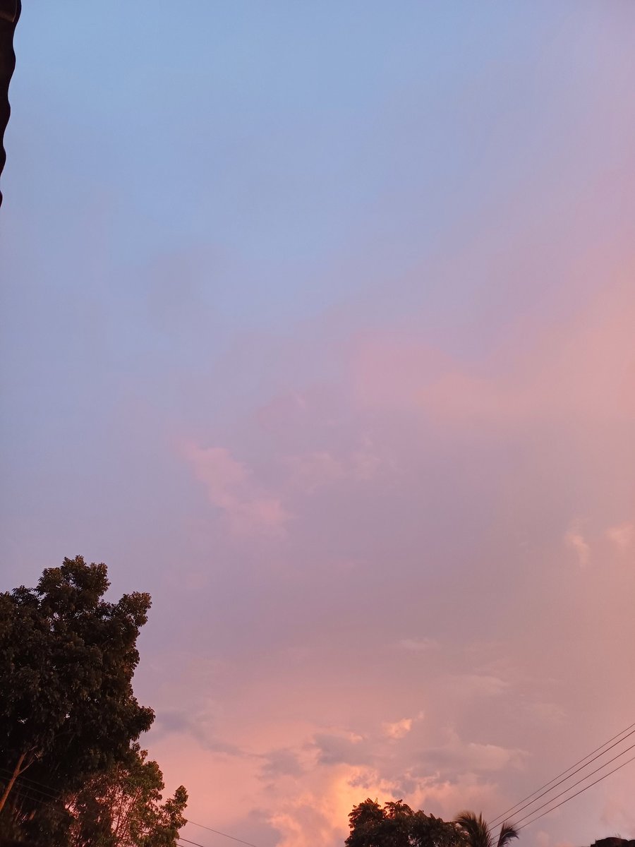 Habis hujan sebentar, dan di kasi hadiah langitnya cantik banget sore ini 😀