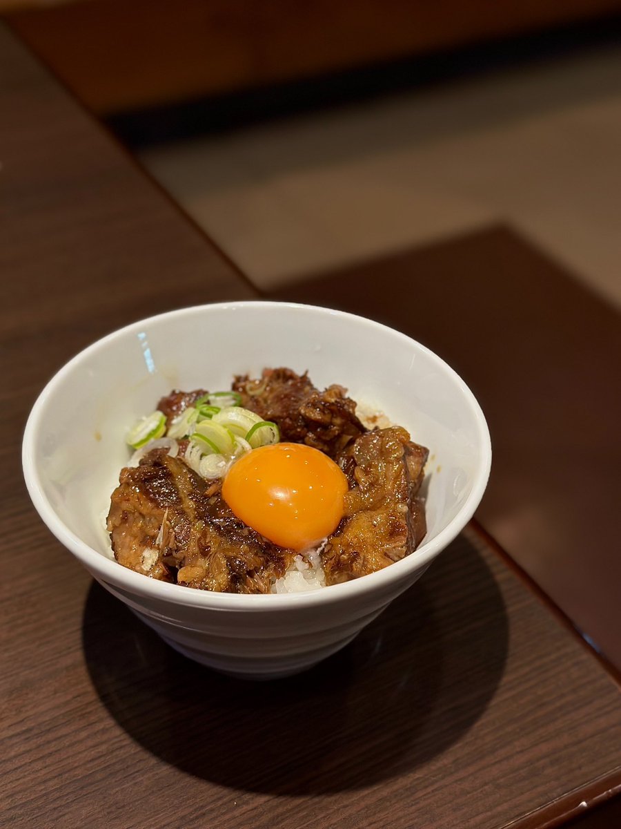 ryumenmarushige's tweet photo. 只今販売中の【豚ナンコツそば】ですが、
サイドで販売している【ミニナンコツ丼】のほうが人気です…
圧力鍋を使わず約8時間トロットロになるまで煮込んだ豚ナンコツはご飯に超絶アイマス😲💕
是非お好きなラーメンと組み合わせてお召し上がりください🍜
来週の水曜~木曜日くらいまで販売出来るかと🍵 https://t.co/PdfXnrkZ63