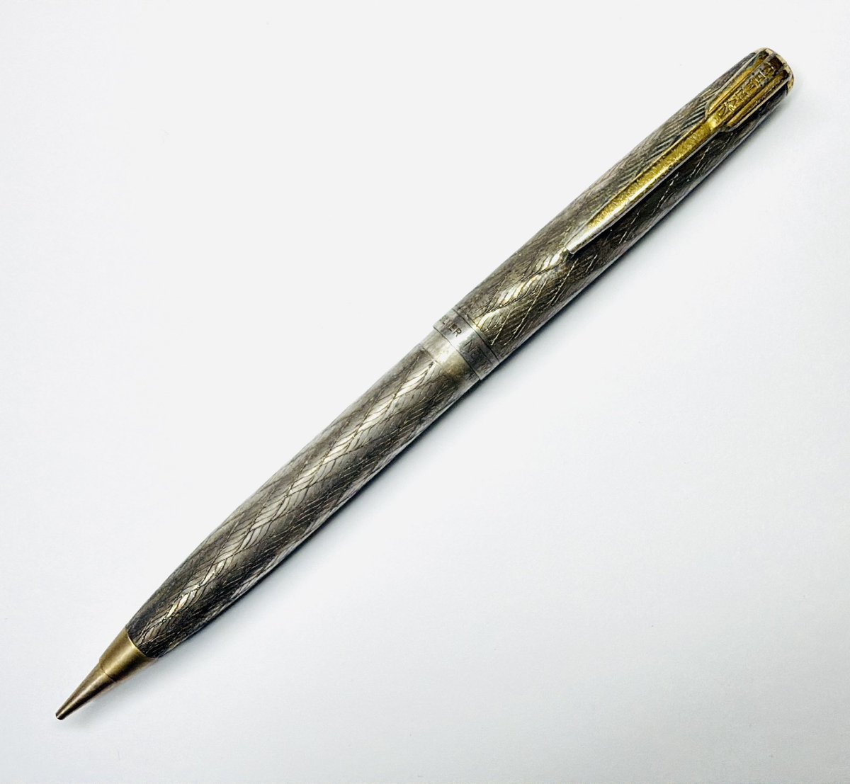 純銀製 シルバーニューマン ノック式

目にする機会が中々ないペンを入手しました。いつの時代のNEWMAN製品で、価格は、どの程度の代物なのかなどはこれから調べてみます