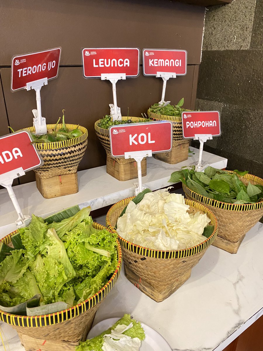 muandzzz's tweet photo. Kalo prasmanan gini, ambil secukupnya, abisin, kalo kurang boleh nambah lagi, jadi tidak mubazir 😉

📍Sambal Wiwitan https://t.co/lUqVwp03pS