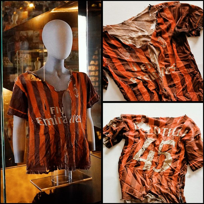 During a trip to South Sudan, war photographer Jan Grarup met a young boy wearing a badly damaged AC Milan jersey 🇸🇸

The photographer, a fan of AC Milan, then offered the kid to exchange his damaged jersey for a new one. The kid accepted and the photographer then gave the