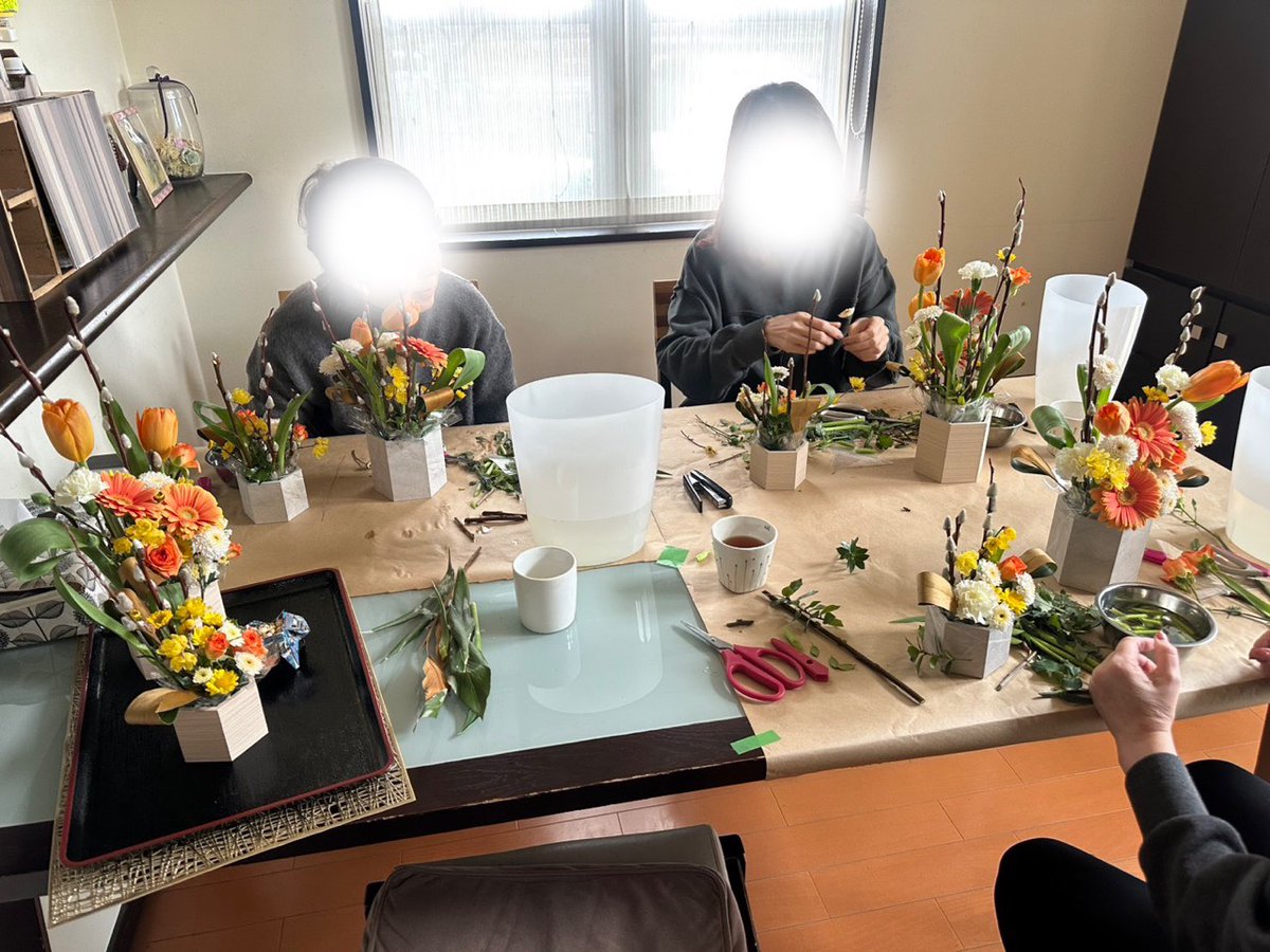 HiroKenmashi's tweet photo. 本日の教室が終わり、完成品を見せてもらいました。季節に合うよう節分をコンセプトにした作品が出来上がったようです。趣味から始めたアレンジメントですが、教室を開くことが出来るようになるまで成長出来ていることが何よりも嬉しいです。
#研磨職人の独り言
#フラワーアレンジメント
#花　#作品 https://t.co/yiCelf5ZRY