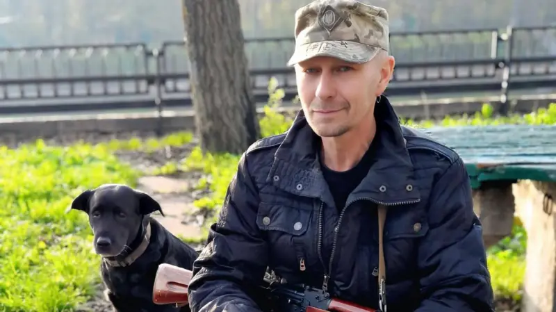 Колишнього військового, який вбив 4 поліцейських на Черкащині, пресував за землю місцевий депутат

Виявляється в районі діє схема - депутати виділяють землю військовим, але при умові передачі її в оренду підконтрольний фірмі в оренду на декілька років inforesist.org/ua/kolyshnpogo…