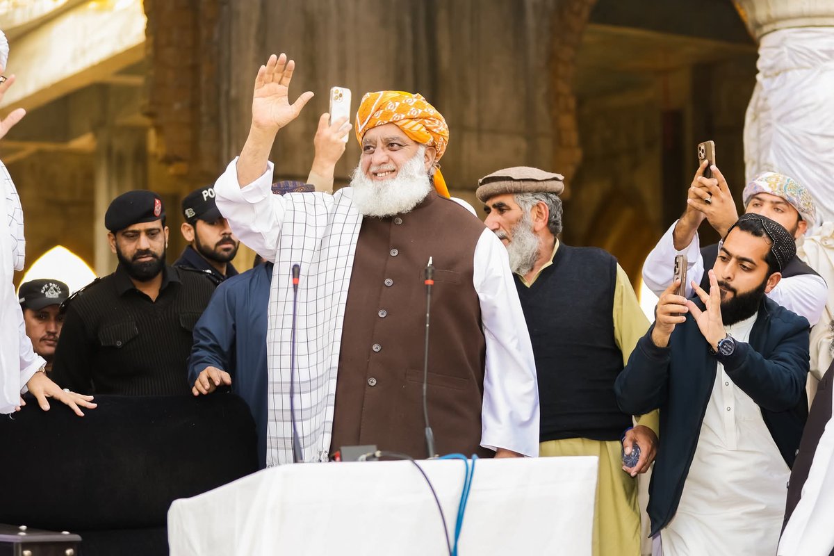 اللہ تعالیٰ نے مولانا فضل الرحمان صاحب کو وہ مرتبہ اور مقام عطا فرمایا ہے کہ ان کی پہچان کسی عہدے سے نہیں ہوتی، بلکہ عہدوں کو ان کی شخصیت سے پہچان ملتی ہے۔ ورنہ 2018 میں عمرانی دور کے آغاز سے لے کر آج تک، کشمیر کمیٹی کا نام بھی کبھی زیرِ بحث نہیں آیا، کارکردگی تو دور کی بات ہے۔