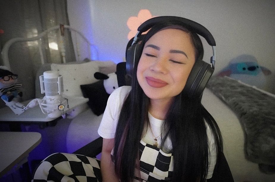 Get yourself some new headset, keyboard or mouse! 10% off at checkout with my code “SHORTIIE” 🍭🍬🍓🍉. Appreciate <a href="/TurtleBeach/">Turtle Beach</a> for letting me try these awesome products! #ad 

Headset I’m using in the picture:
🍣 Stealth 700 Headset (Gen 3)

#turtlebeach #turtlebeachheadset