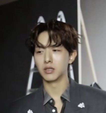 이거너무기윱다…. 사다리때문에 고양이귀같애 😍😍