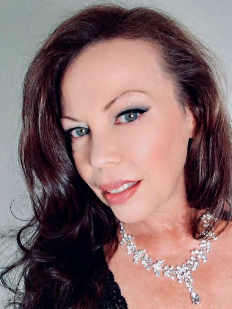 Chaque fois qu’on m’a dit que je n’étais pas assez ou que j’étais trop….  La vie a prouvé que j’étais simplement Moi et que c’était suffisant et correct ainsi✨ 
.
.
MUA:  MySelf
Photographie: MySelf
Bijoux <a href="/BBrillance/">Bijouterie Brillance</a> 
CindyCinnamon.com