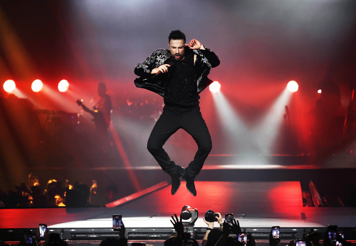 Yok megastar değil, yok kendini yenileyemiyor, yok bilmem ne 😅

Tarkan son iki haftadır gündemi domine ediyor. Müthiş performans, müthiş atmosfer. İnsanlar akın akın konserlere gidiyorlar. 
Adam hepimizin neşesini, özlemini, sevgisini ve enerjisini geri getirdi. 
Çok büyük star