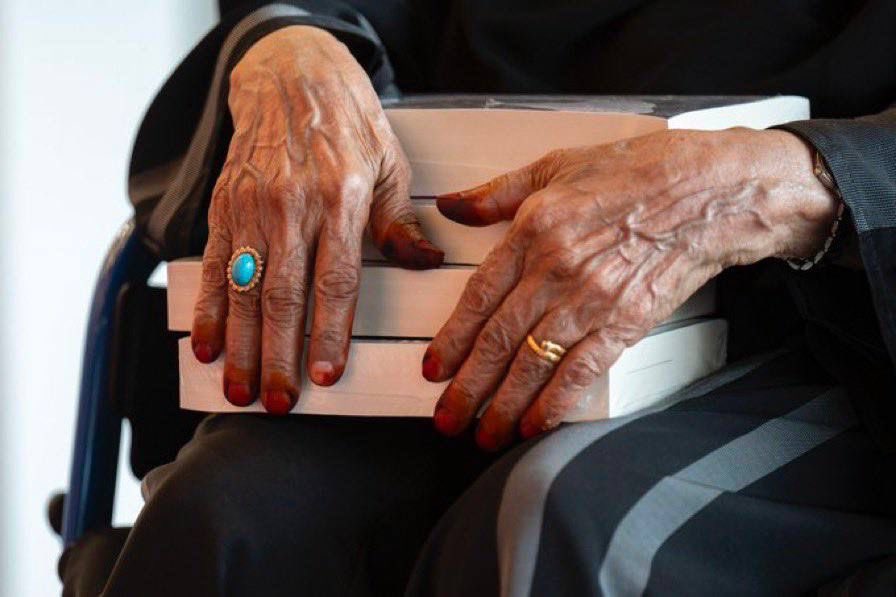 و اللي على يديك ماهي تجاعيد 
هذي زخارف نـور ودروب جنّه .