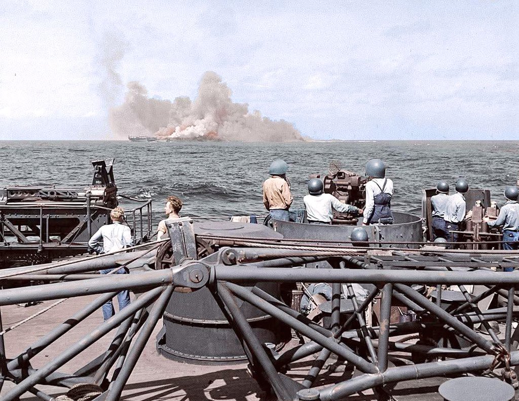 TRUFAULT's tweet photo. Impactante imagen del portaaviones #USSIntrepid, después de ser alcanzado por un #Kamikaze a finales de 1944.
🇺🇲⚓️
#WW2 #WWII @USNavy https://t.co/XL6IFNuvB7