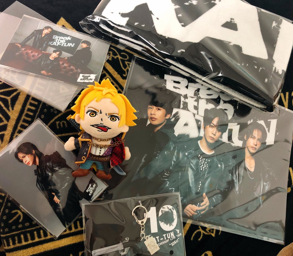 ともちゃんがわたしのぶんのグッズをわざわざ家まで届けにきてくれた！！！10Ks！！！！😭🍥✨

いやぁ〜〜マジでさぁ〜〜〜〜
KAT-TUNはわたしの人生に確実に彩りをくれた それはずっと変わらない真実ってワケ🐻