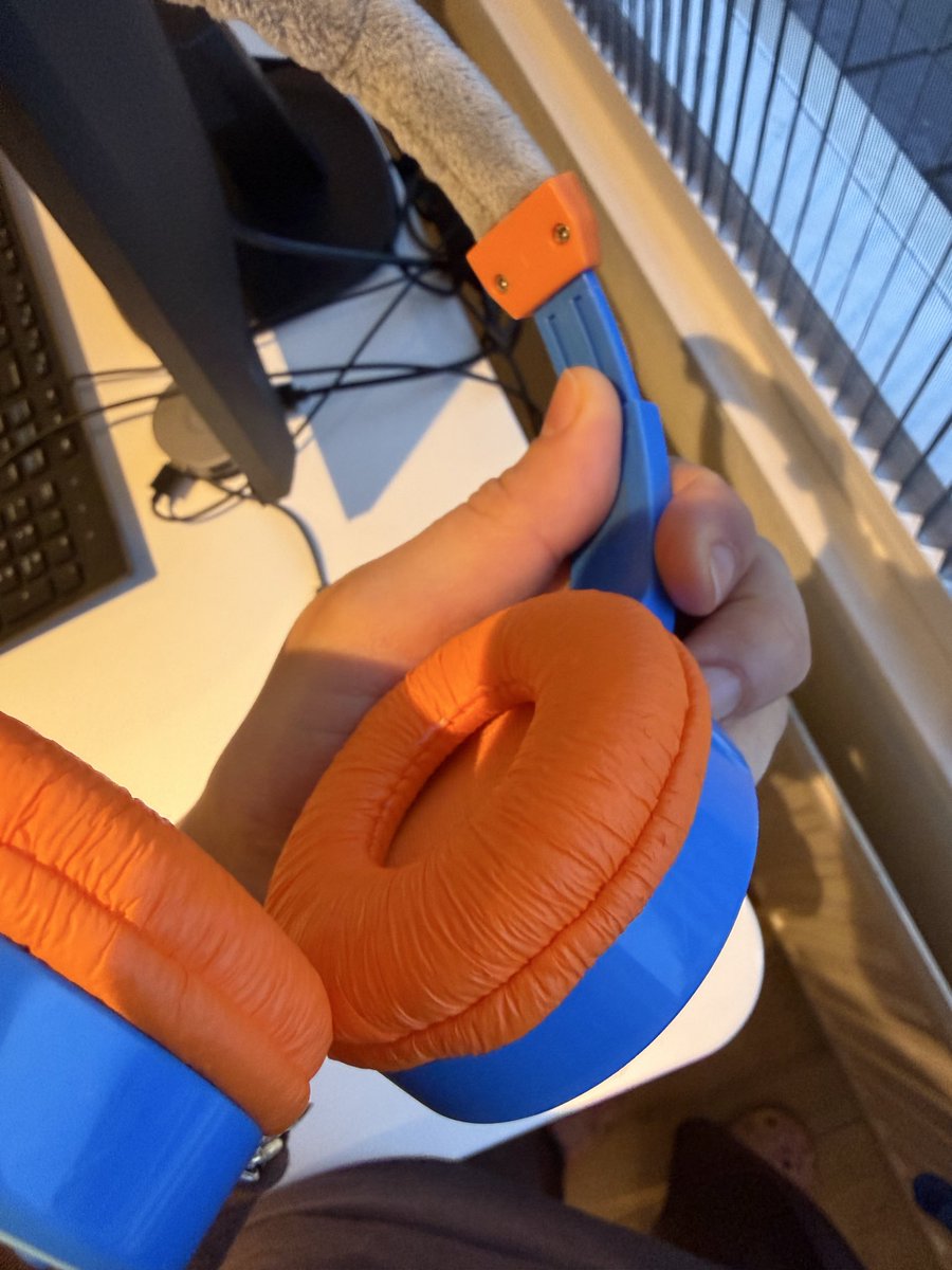 22 Ocak’ta Mall of İstanbul şubenizden uçak yolculuğu için hediye olarak aldığım kulaklık defolu çıktı, değiştirdik. 23 Ocak’ta aldığım yeni ürünü ise ilk kez gidiş yolculuğunda kullanmamıza rağmen sonuç bu! Tek kullanımda bu hale gelecek bir ürünü mü satıyorsunuz? <a href="/Teknosa/">Teknosa</a>