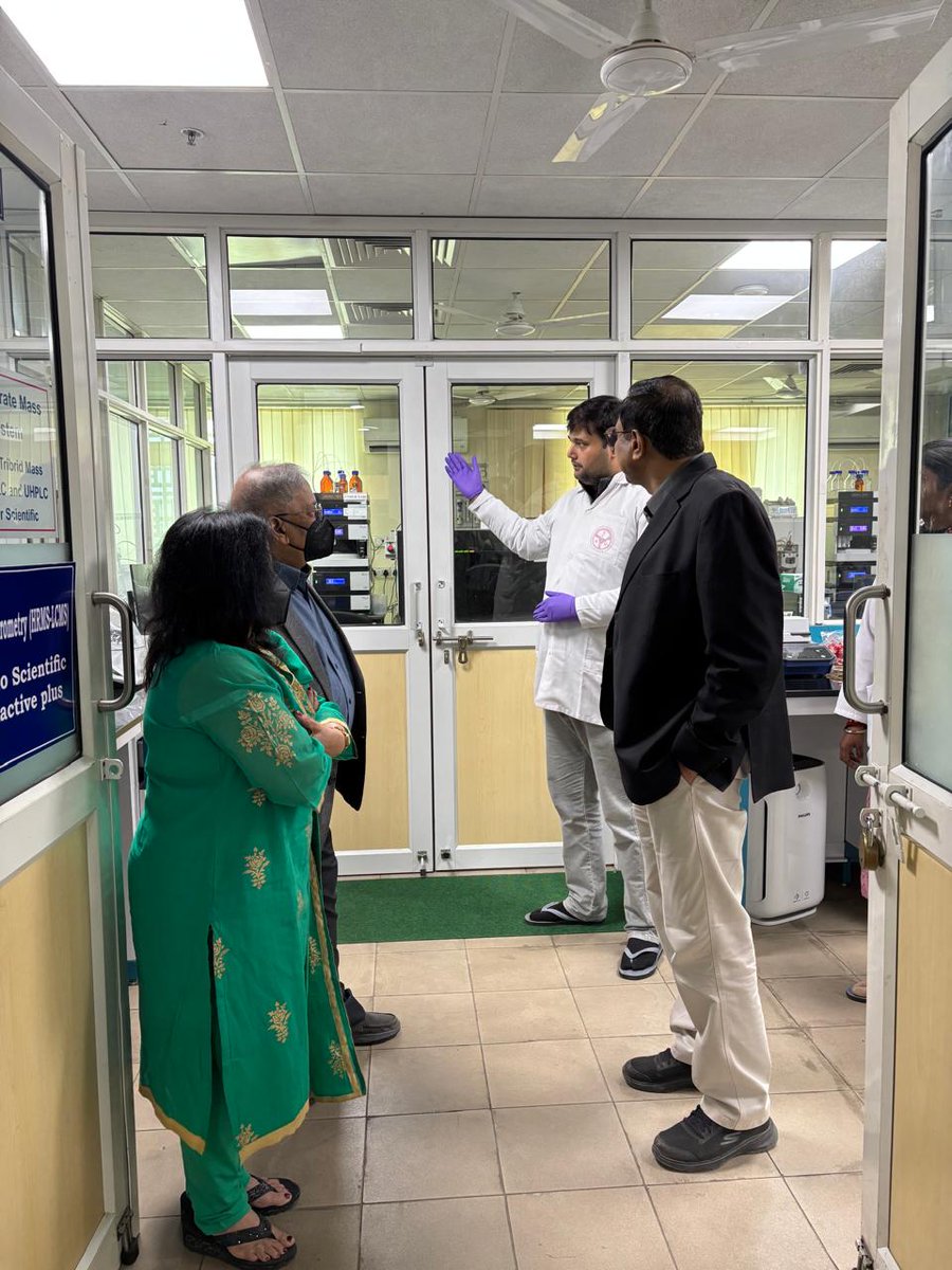 SATHI_BHU's tweet photo. Prof. Chandan Prasad, Asst. Provost, Texas Woman's University, USA visited today SATHI-BHU. Prof. T.D.Singh, Coordinator, SATHI and other scientists interacted with him during his visit. He highly appreciates the facility at BHU. https://t.co/ZFl1ZyJWHS