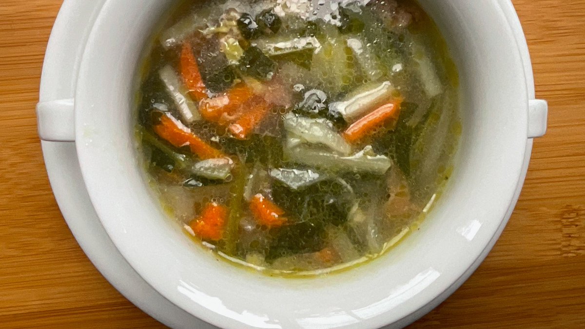 comerbeber's tweet photo. Sopa juliana: el arte de cortar verduras en tiras finas y dejarlas brillar en un caldo limpio. 

Zanahoria, puerro, espinacas, patata. Sin trampas, sin atajos.

A veces lo más sencillo es lo más elegante.

htttps://comerbeber.com/receta/sopa-juliana

#recetas #CocinaCasera #sopas https://t.co/Wt3OTqPFgY
