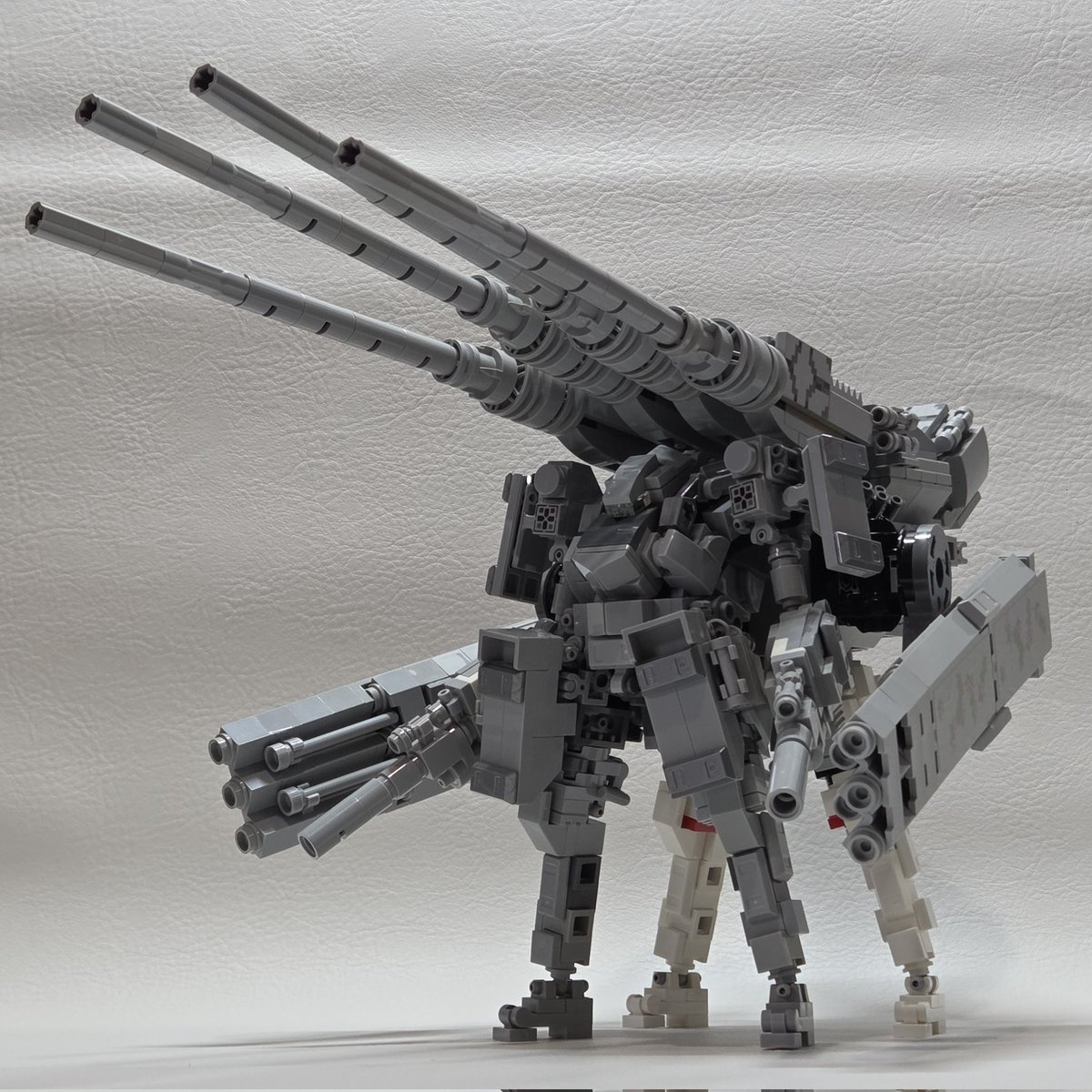 tunezen1's tweet image. ぎりぎりですが参加させて頂きます。
機体名「ツネゼロイド　モンスター」
長距離砲撃機。ベース機の背部に砲撃ユニットを2人羽織状態で接続2+2脚化。
後ろ足はパーツが足りなかったので前のロボのを流用。エヴァ44B感がちょっと出ていい感じなりました。

#４脚レゴロボコンテスト
#レゴロボ
#LEGO