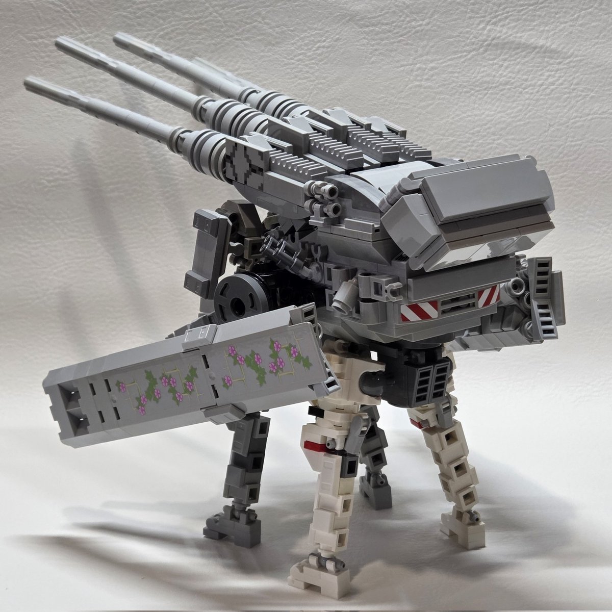 tunezen1's tweet image. ぎりぎりですが参加させて頂きます。
機体名「ツネゼロイド　モンスター」
長距離砲撃機。ベース機の背部に砲撃ユニットを2人羽織状態で接続2+2脚化。
後ろ足はパーツが足りなかったので前のロボのを流用。エヴァ44B感がちょっと出ていい感じなりました。

#４脚レゴロボコンテスト
#レゴロボ
#LEGO