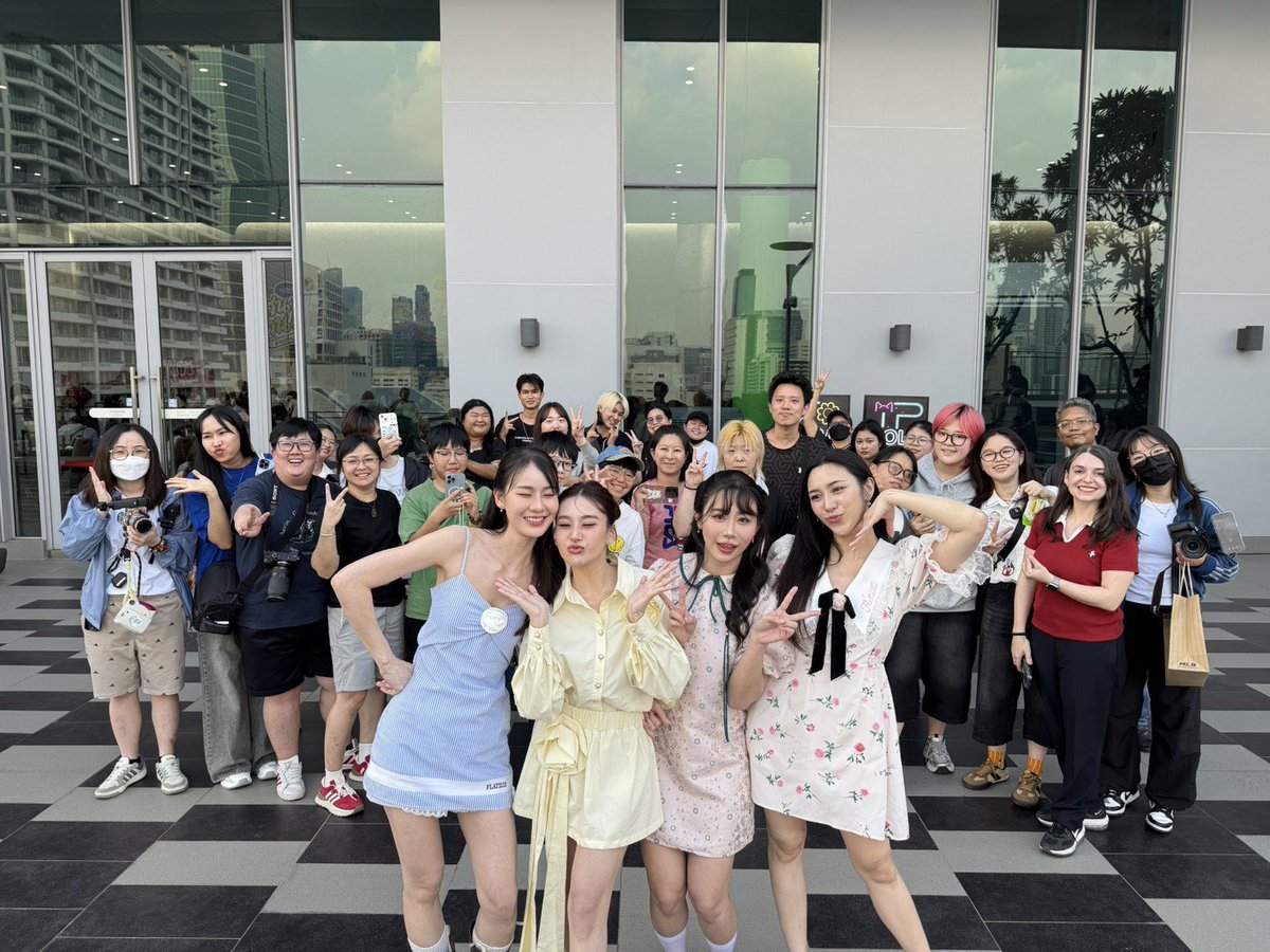 OrmFolk_KR's tweet photo. 💕오늘 화면으로도, 현장에서도 와서 네 명 모두에게 응원 보내준 팬 여러분 정말 감사합니다.
다들 너무너무 사랑스러웠어요. 돌아가시는 길도 안전하게 조심히 가시고,
꼭 뭐라도 챙겨 드시는 거 잊지 마세요✨️
#สนามอ่านเล่น2026xormfolk
#สนามอ่านเล่น2026xPloyPanda
#ormfolk #ploypanda https://t.co/XkJgnqhiEm