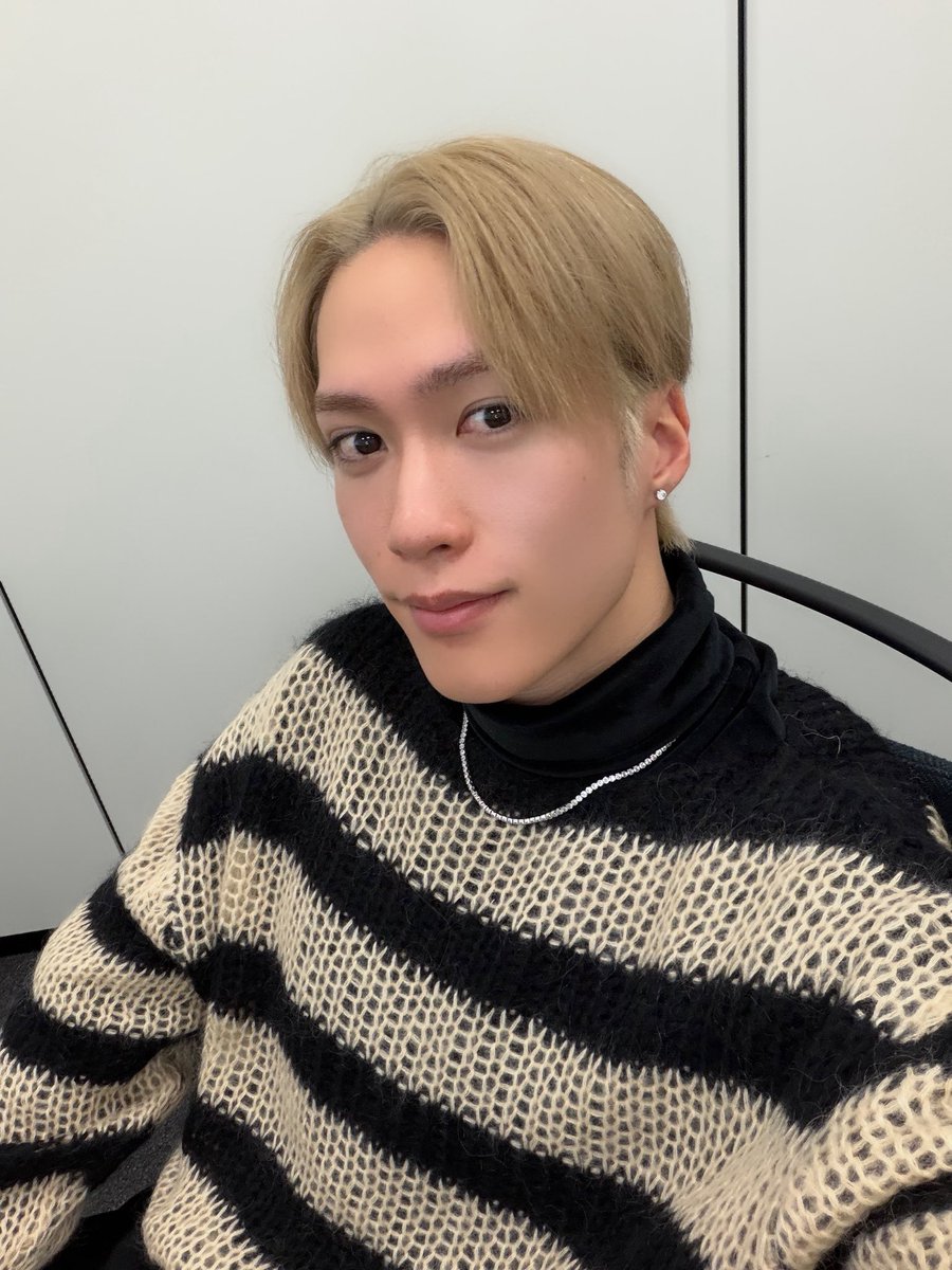 珍しくタートルネック着た！

暑かった！

オシャレは我慢ですね！